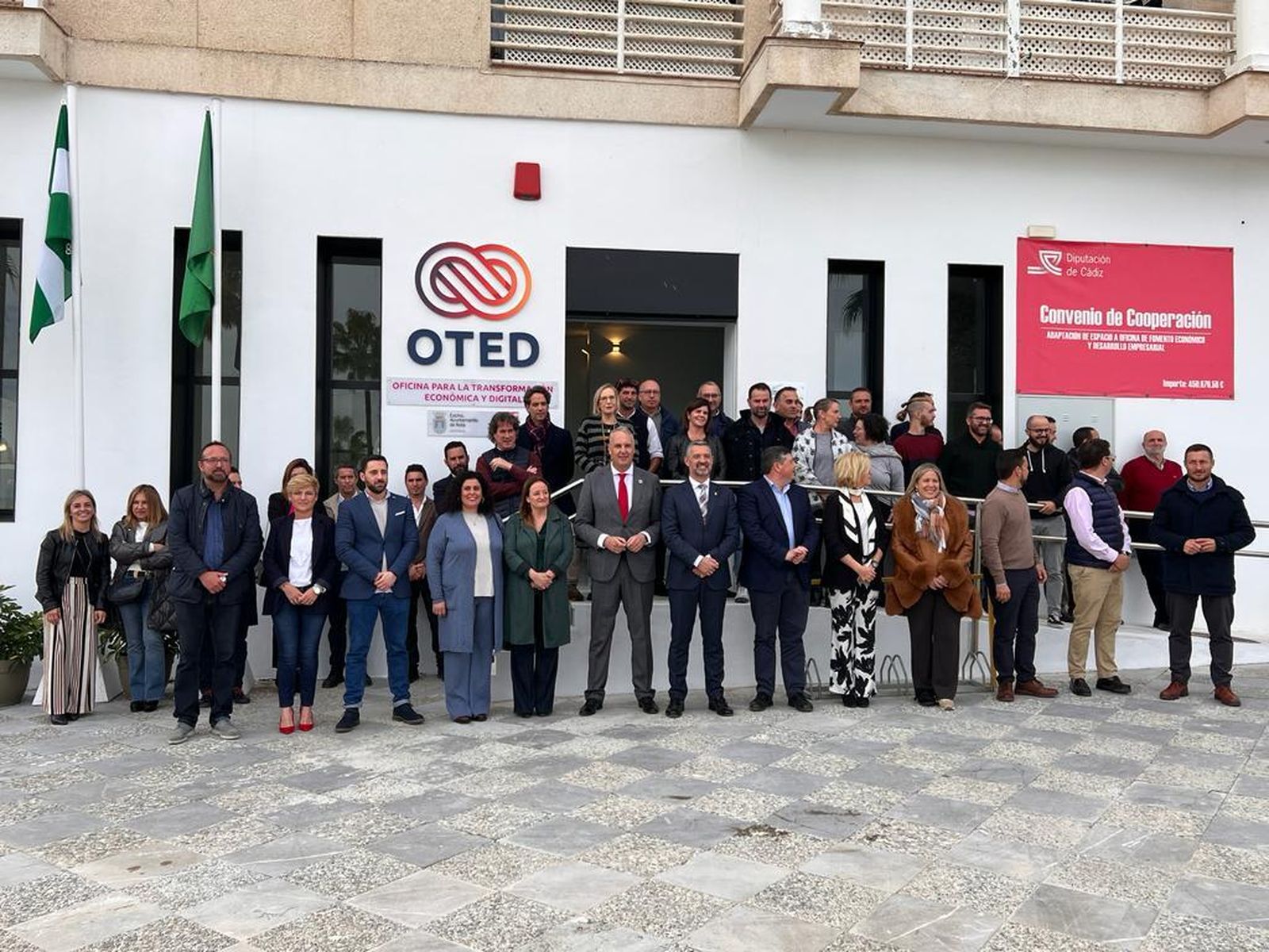 El presidente de la Diputación y el alcalde de Rota, con otras autoridades y personal municipal en la inauguración de la OTED.