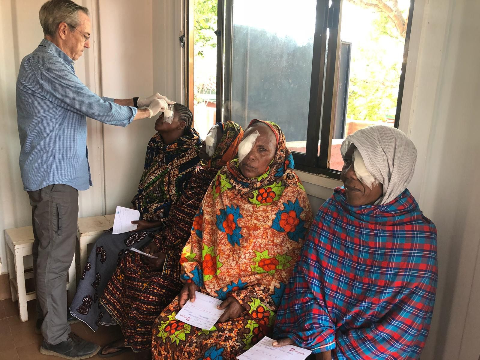 El oftalmólogo Juan Manuel Laborda atiende a varias pacientes en Tanzania