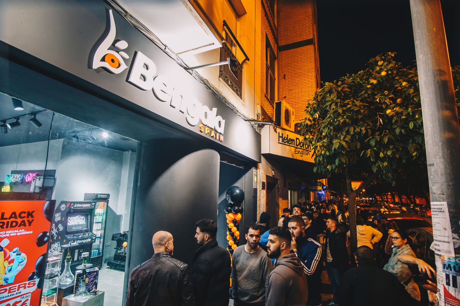 Decenas de personas esperan para conocer la 'nueva' tienda de Bengala Spain.