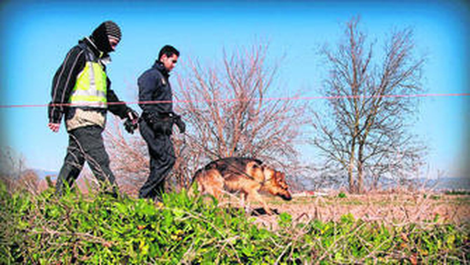 Los guías caninos de la Policía Nacional, durante la búsqueda de Marta del Castillo.