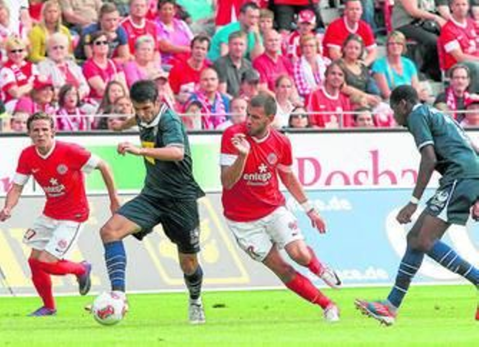 Spahic trata de salir con el balón entre Müller y Szalai con Kondogbia antento a la jugada.