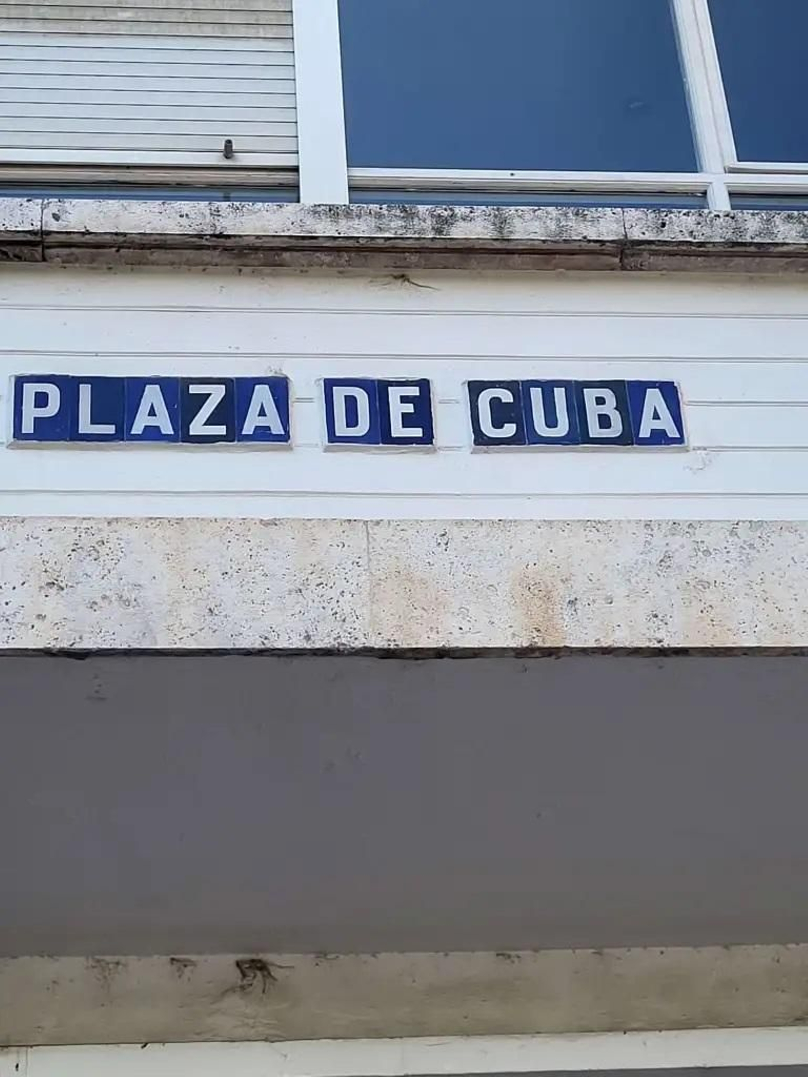 Placa de la Plaza de Cuba.