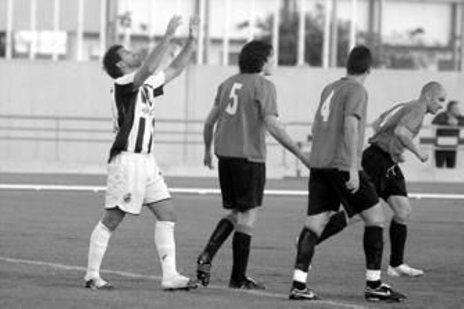 Fede parece pedir ayuda al cielo mientras el ex balono Gregorio Molina camina ante él.