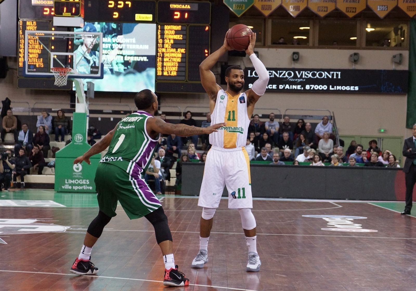 Taylor busca un compañero frente a la defensa de Boatright.