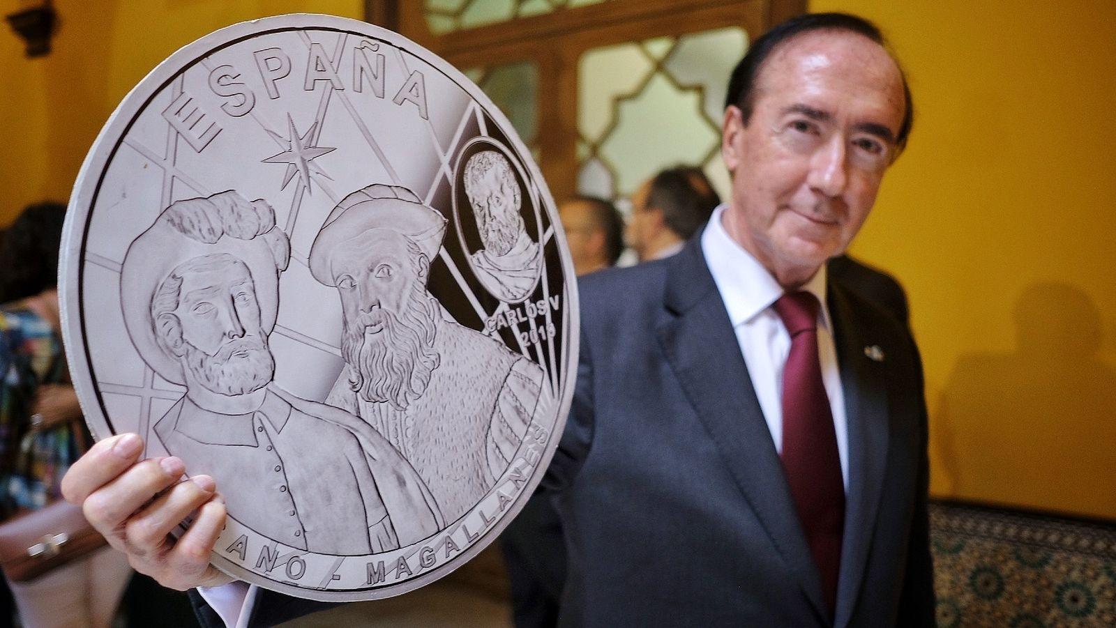 El director de la Real Casa de la Moneda muestra una réplica de la moneda conmemorativa.