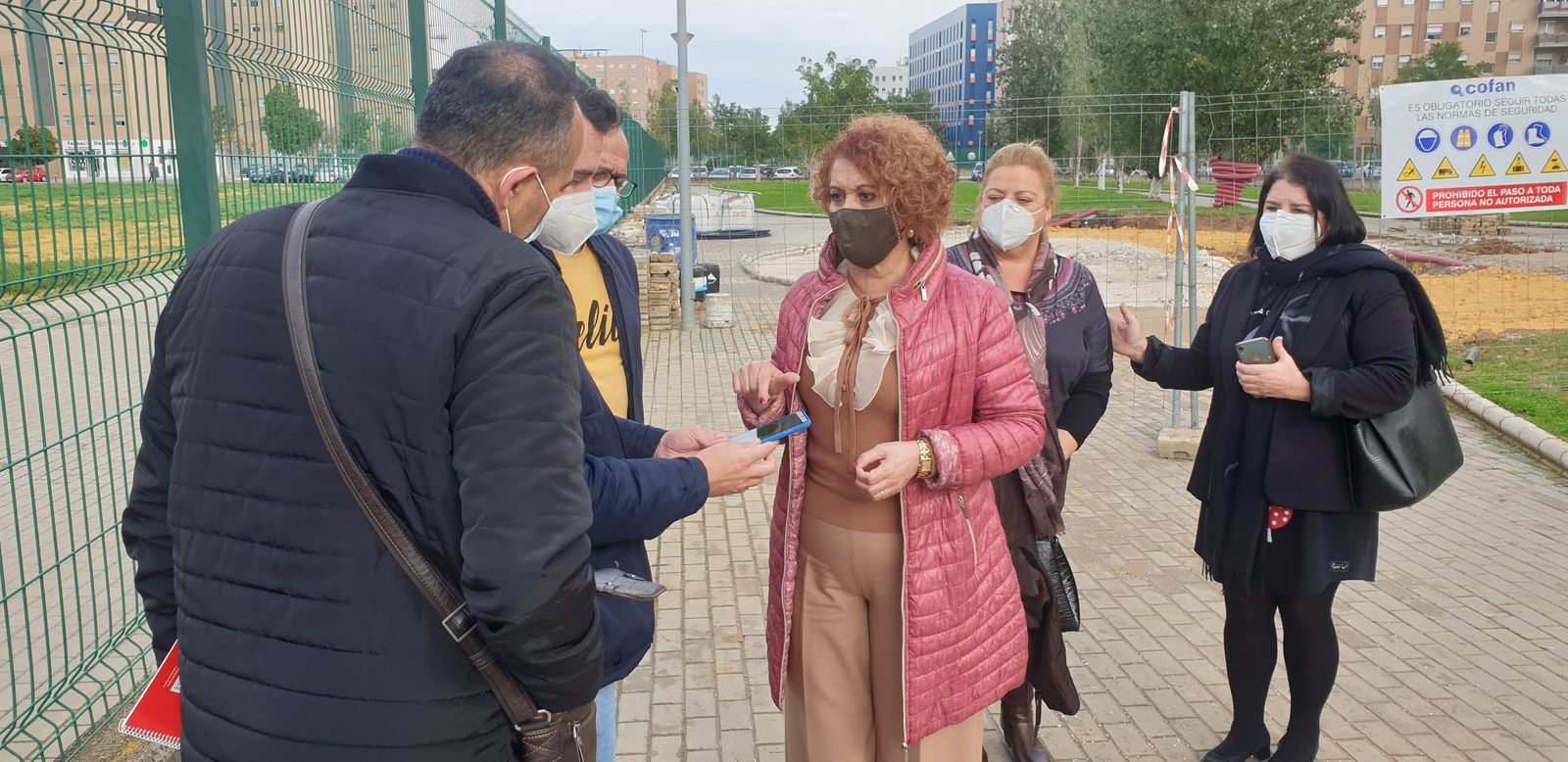 La delegada del distrito Alcosa-Este-Torreblanca, Adela Castaño, en la zona donde irá la nueva zona infantil.