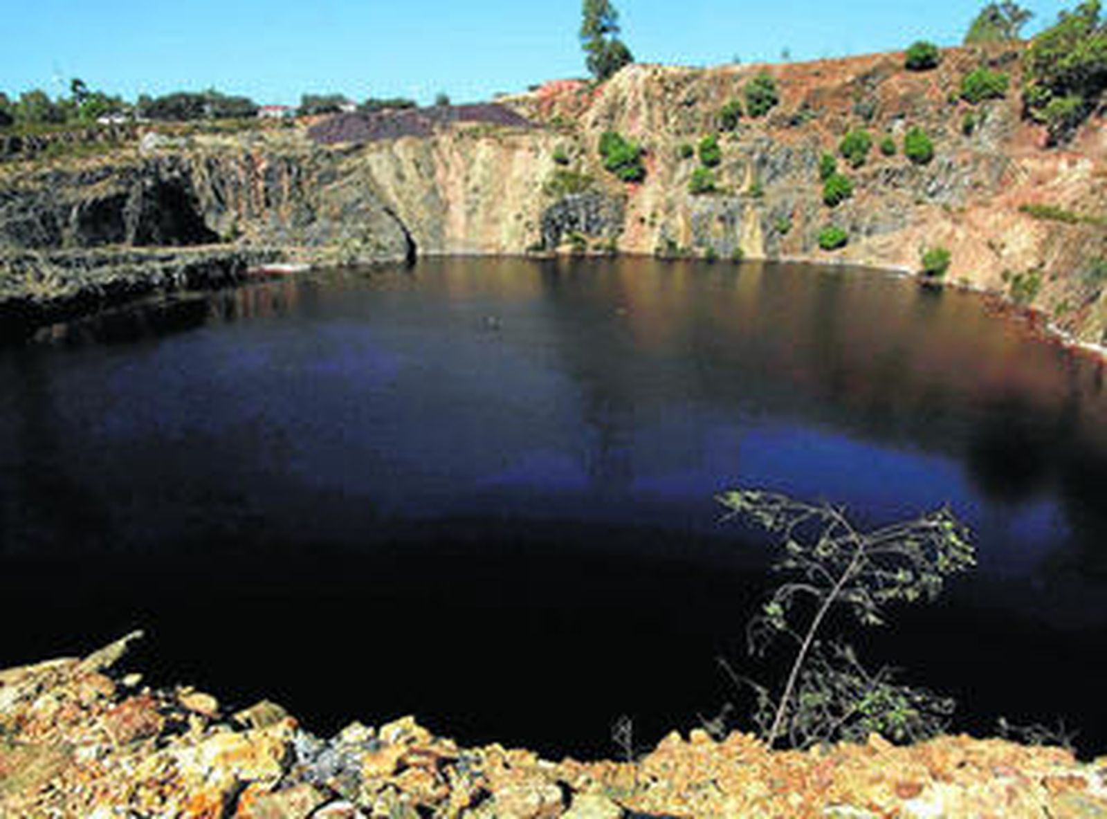 El lago ubicado en la pedanía onubense Minas de Herrería, bajo el que se localiza la bolsa de gas.