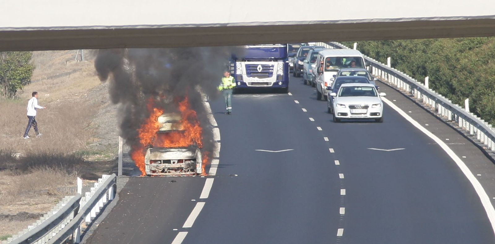 Imagen de archivo de un vehículo ardiendo en la A-49.