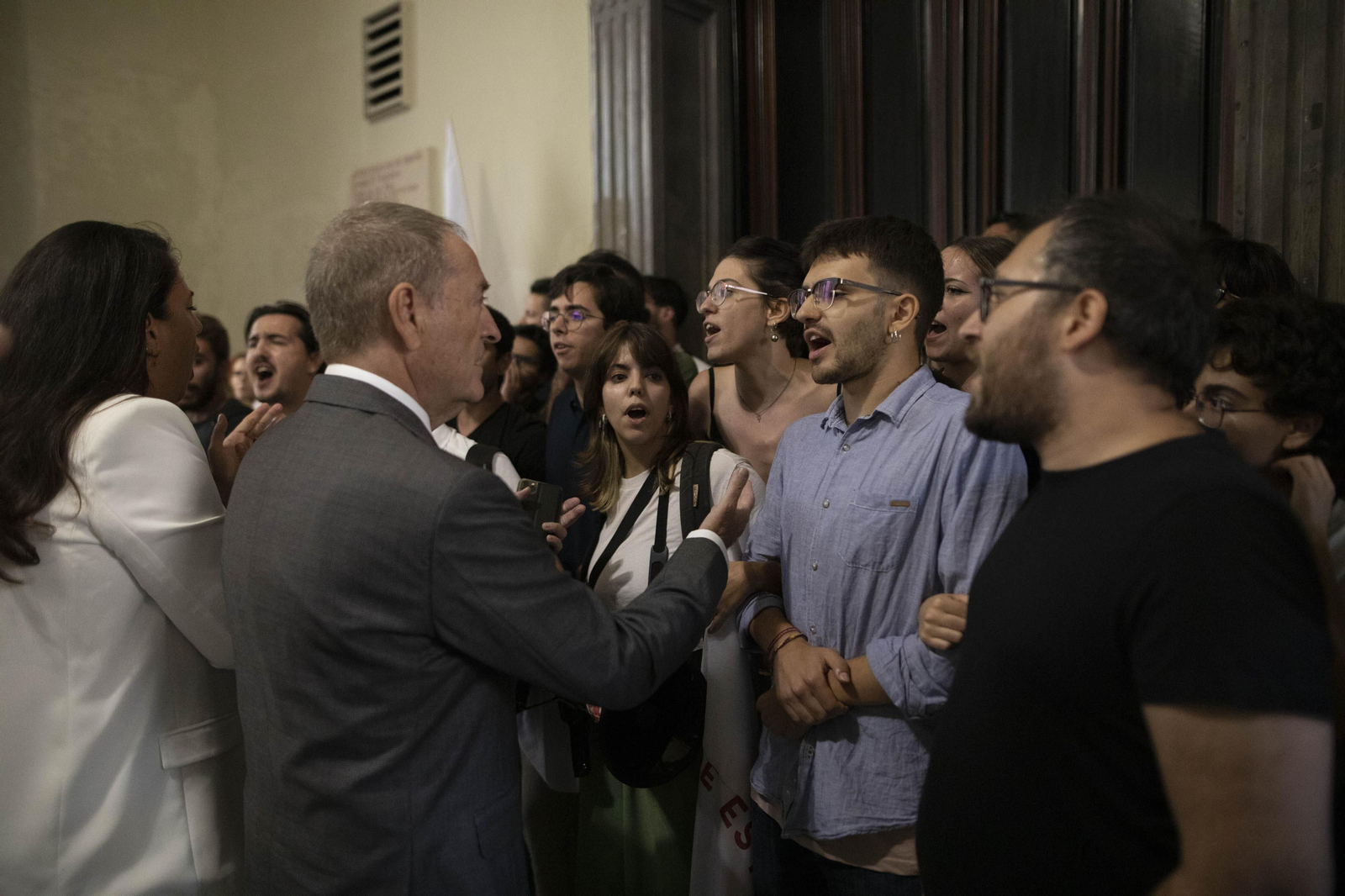 Altercados en la conferencia de Macarena Olona en Granada