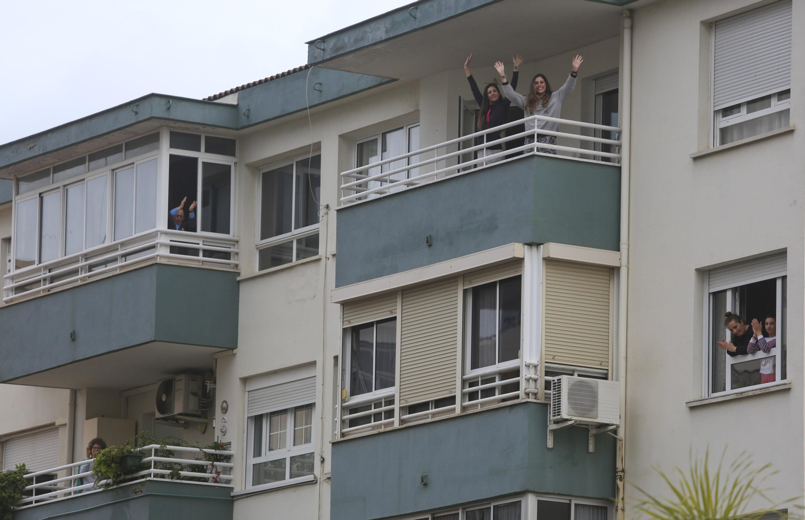 Coronavirus en Málaga: Aplausos que emocionan en el hospital Regional, en fotos