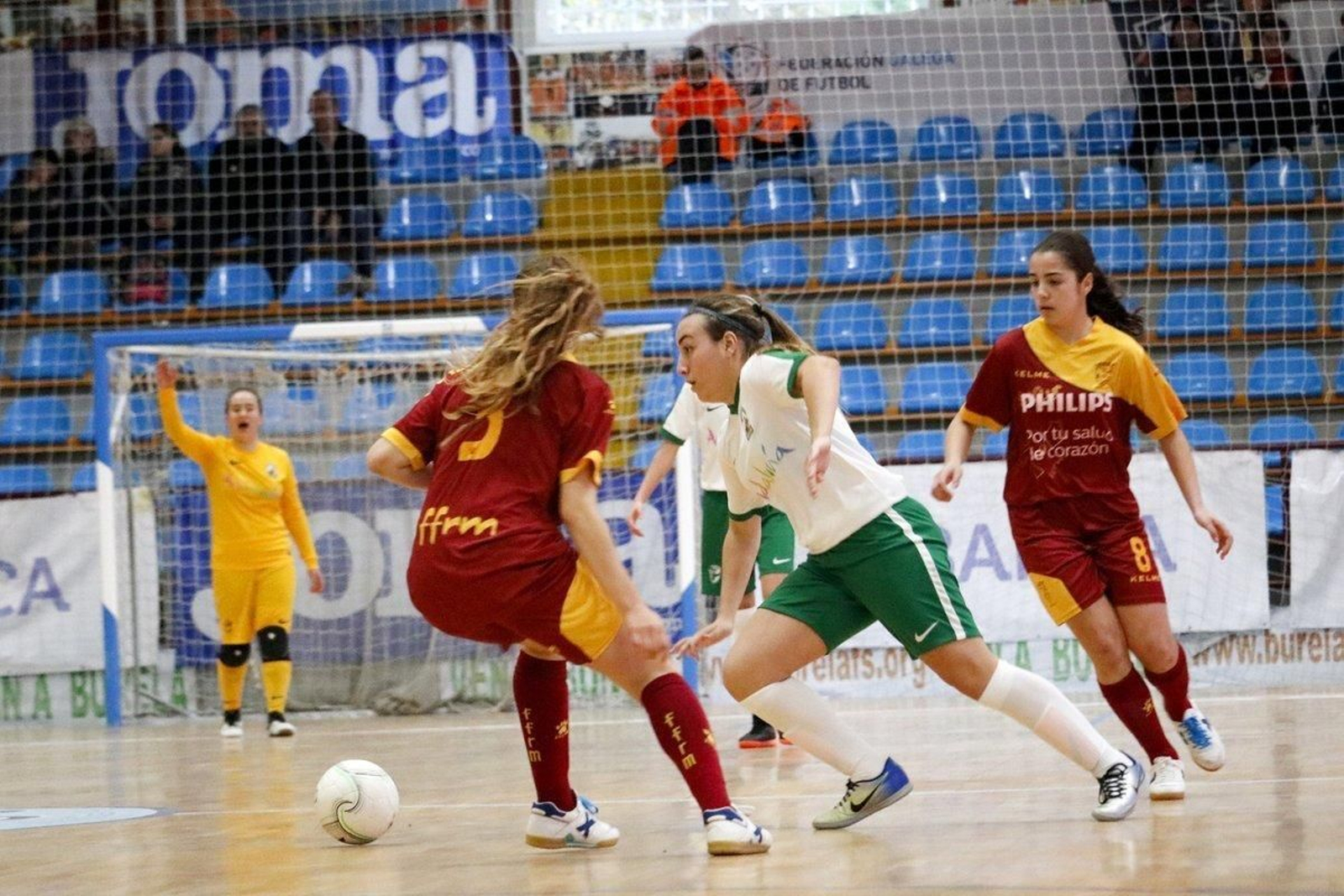 Una jugadora de la selección andaluza dribla a una rival de Murcia.