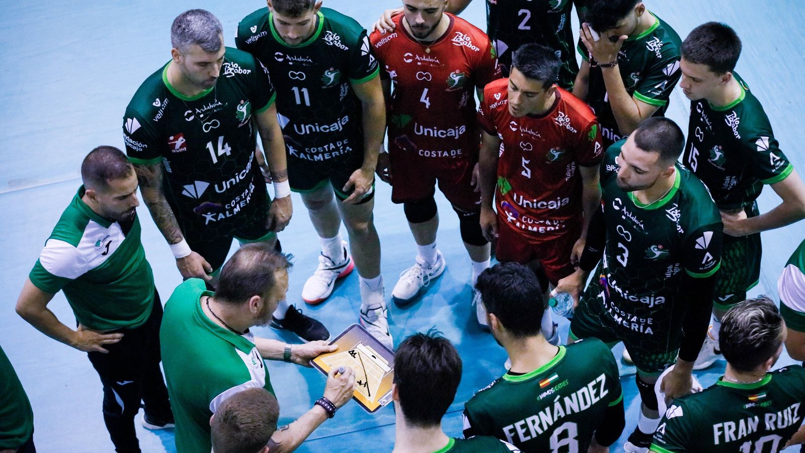 Charly Carreño da instrucciones a sus jugadores en un tiempo muerto.