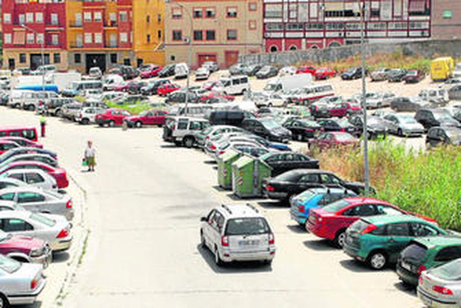 Vista general del aparcamiento  de vehiculos en la explanada situada detrás de la estación de autobuses.