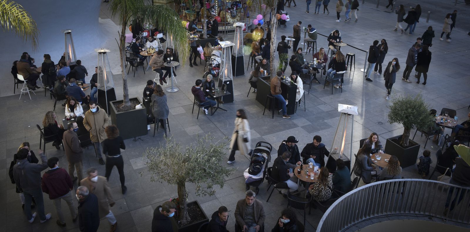 Sábado de ambiente, y encendido de luces de Navidad en Sevilla