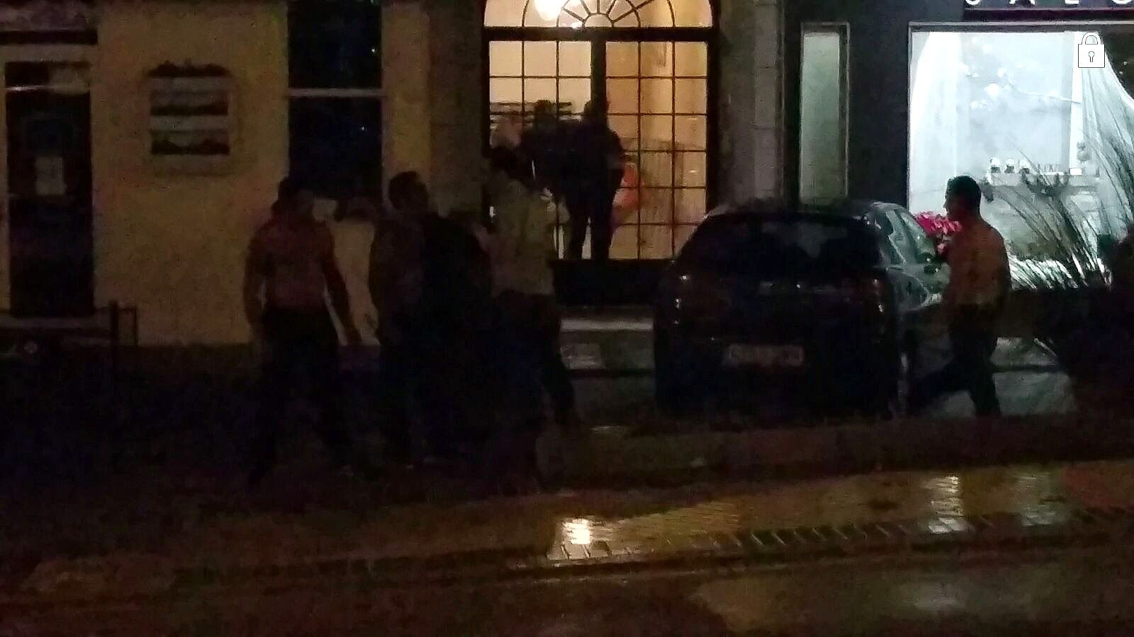 Los hechos se produjeron en la puerta de un de los pubs de la localidad.