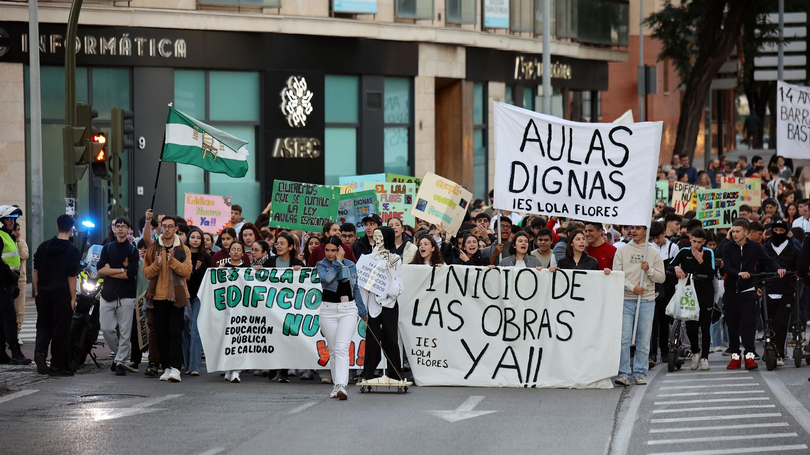 Imágenes de la manifestación del IES Lola Flores contra las prefabricadas en Jerez