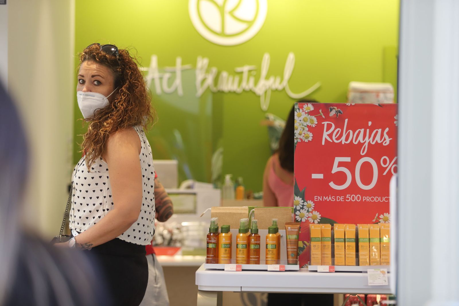 Imágenes de las rebajas de verano en la nueva normalidad