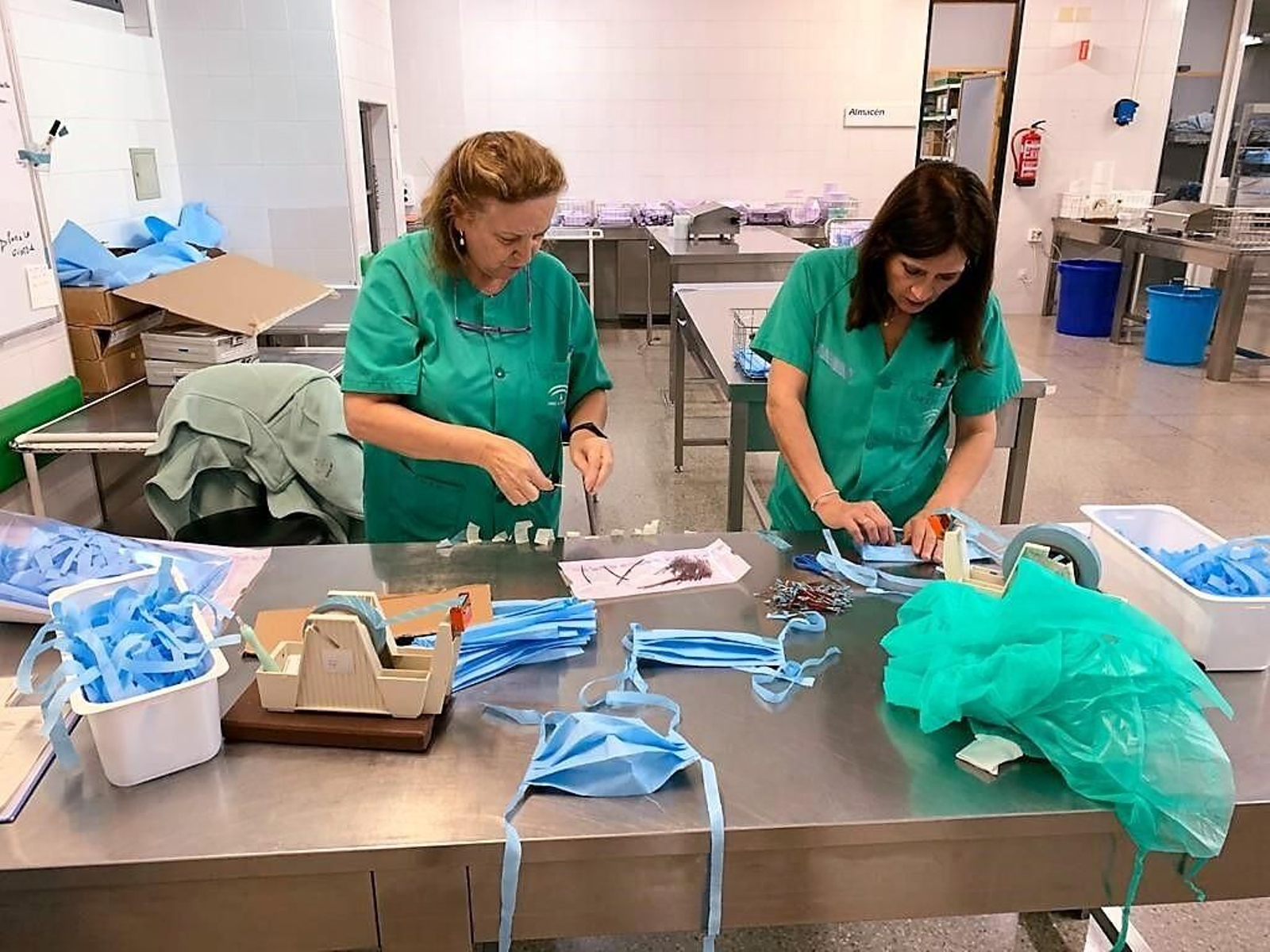 Profesionales de Esterilizacion del Juan Ramón Jiménez preparan mascarillas.