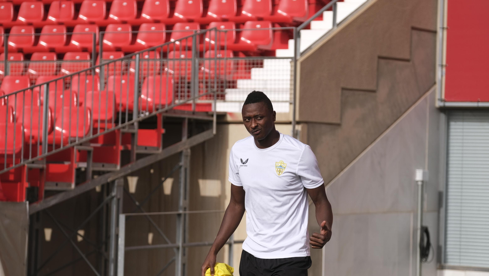 El delantero nigeriano salta al Power Horse Stadium en el entrenamiento de ayer