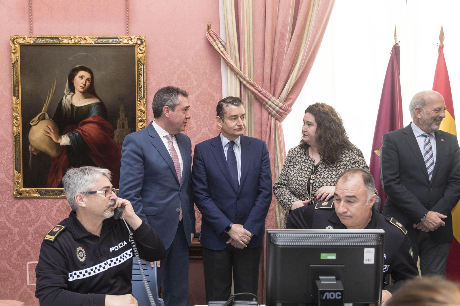 El alcalde, el delegado del Gobierno en Andalucía, la delegada de la Junta en Sevilla y el subdelegado del Gobierno central en Sevilla, ayer en el Cecop.