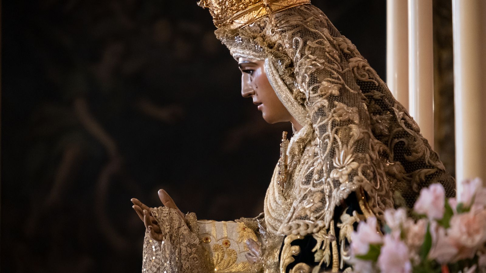 La Esperanza de Triana en su besamanos, en imágenes