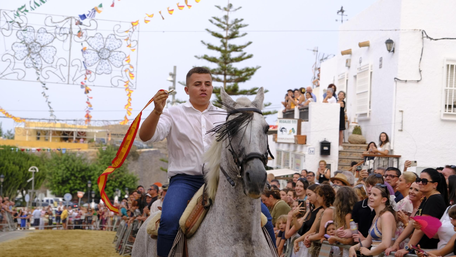 La popular carrera de cintas a caballo de las Fiestas de Mojácar, en imágenes