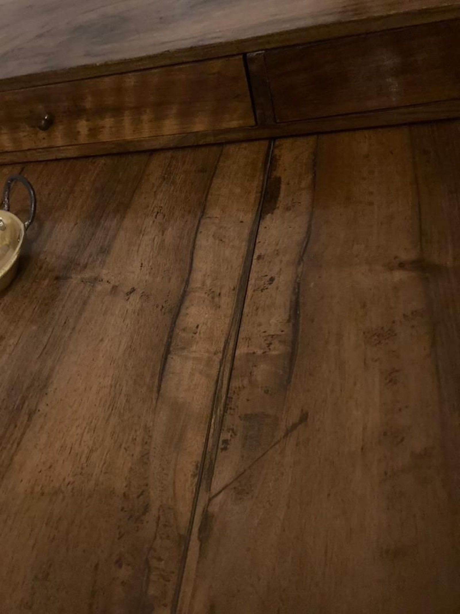 Una imagen de la fisura en el escritorio de Lorca.