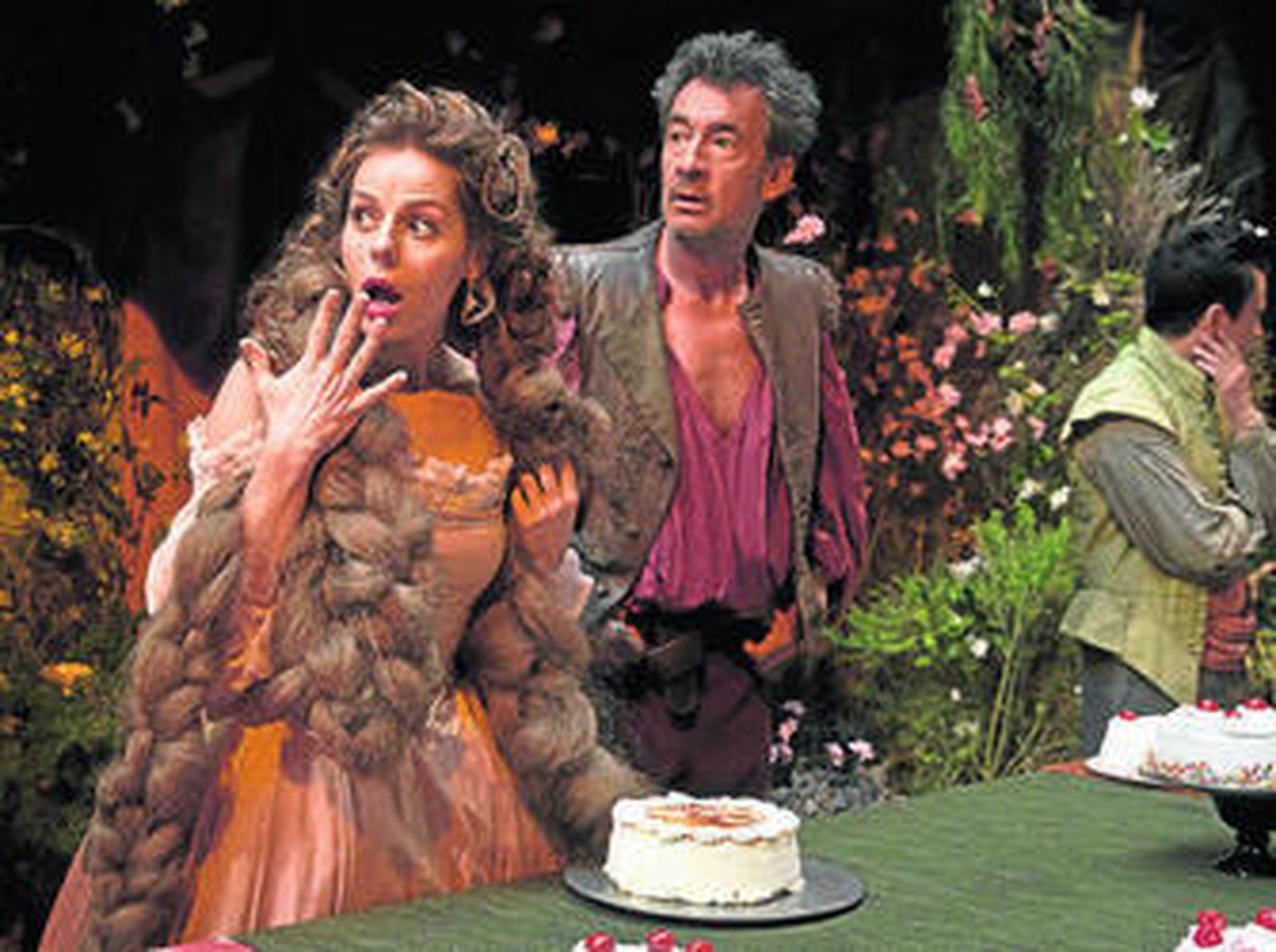 Miryam Gallego como la granjera Bella y Francis Lorenzo como Cornelius.