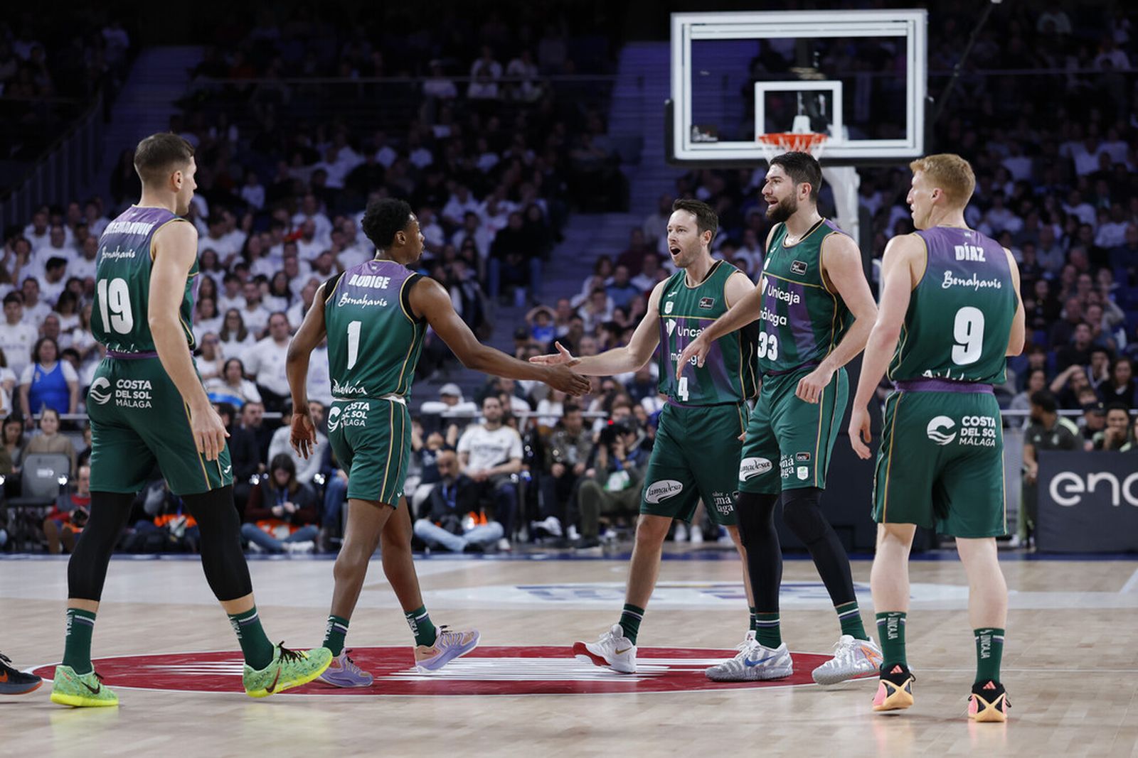 Las jugadores cajistas se saludan en el Real Madrid - Unicaja