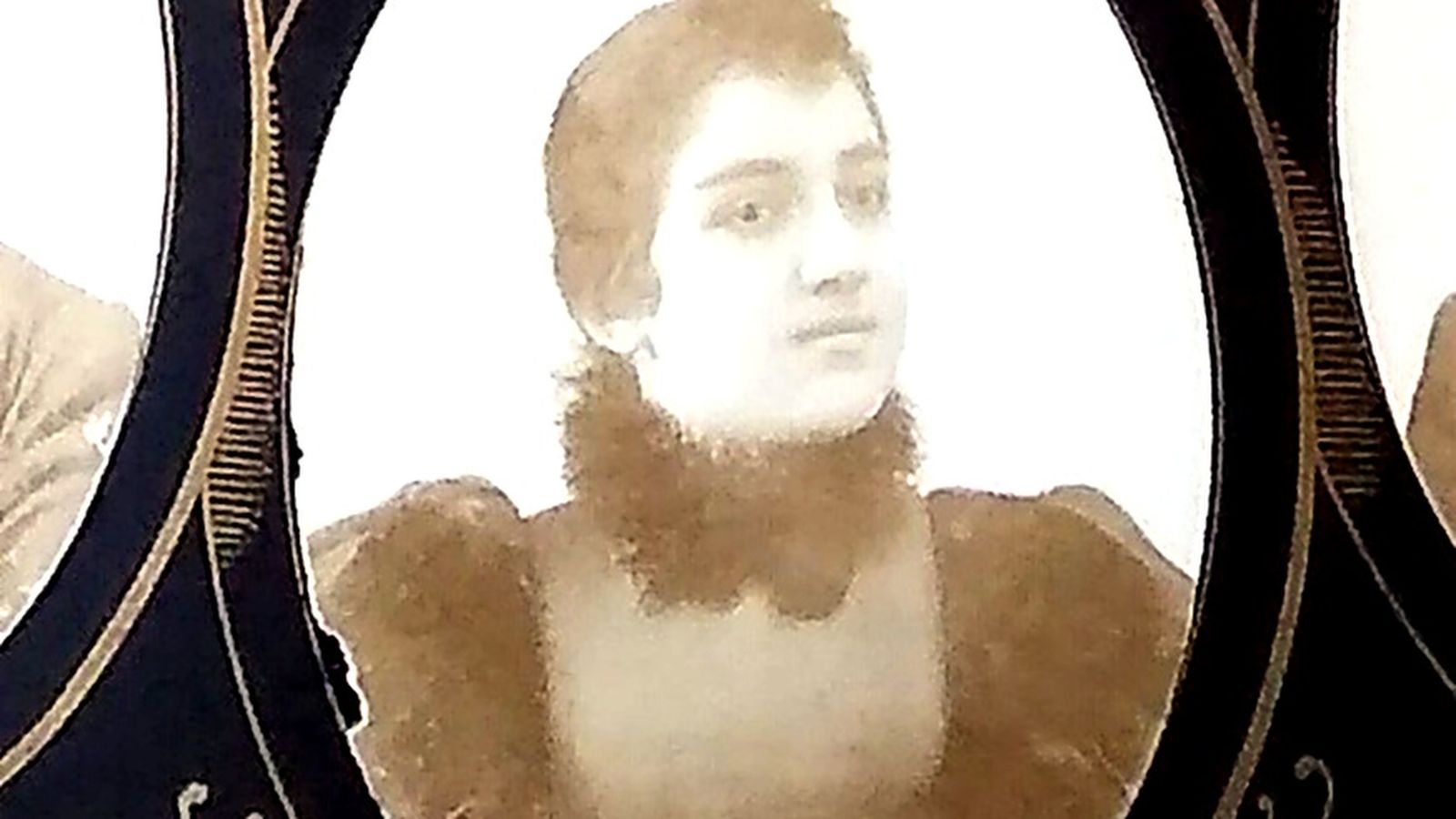 Antonia Monreral Andrés, primera mujer matriculada en una universidad de Andalucía.