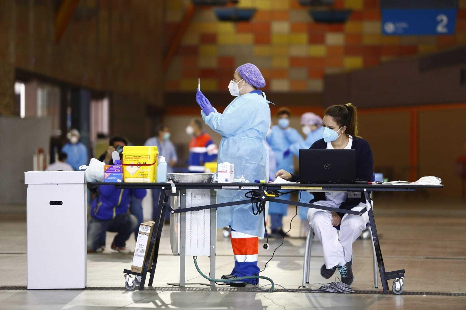 Una sanitaria prepara una dosis para su administración.