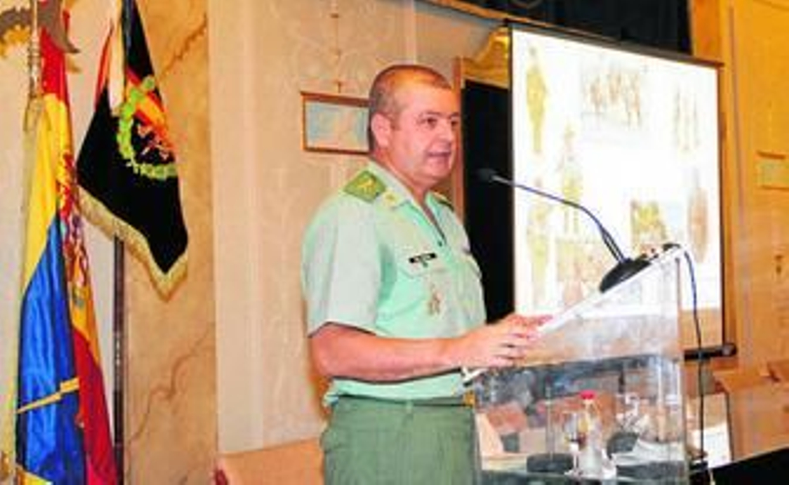 El coronel Ruiz Benítez, jefe del Tercio Alejandro Farnesio, 4º de La Legión, durante la conferencia.