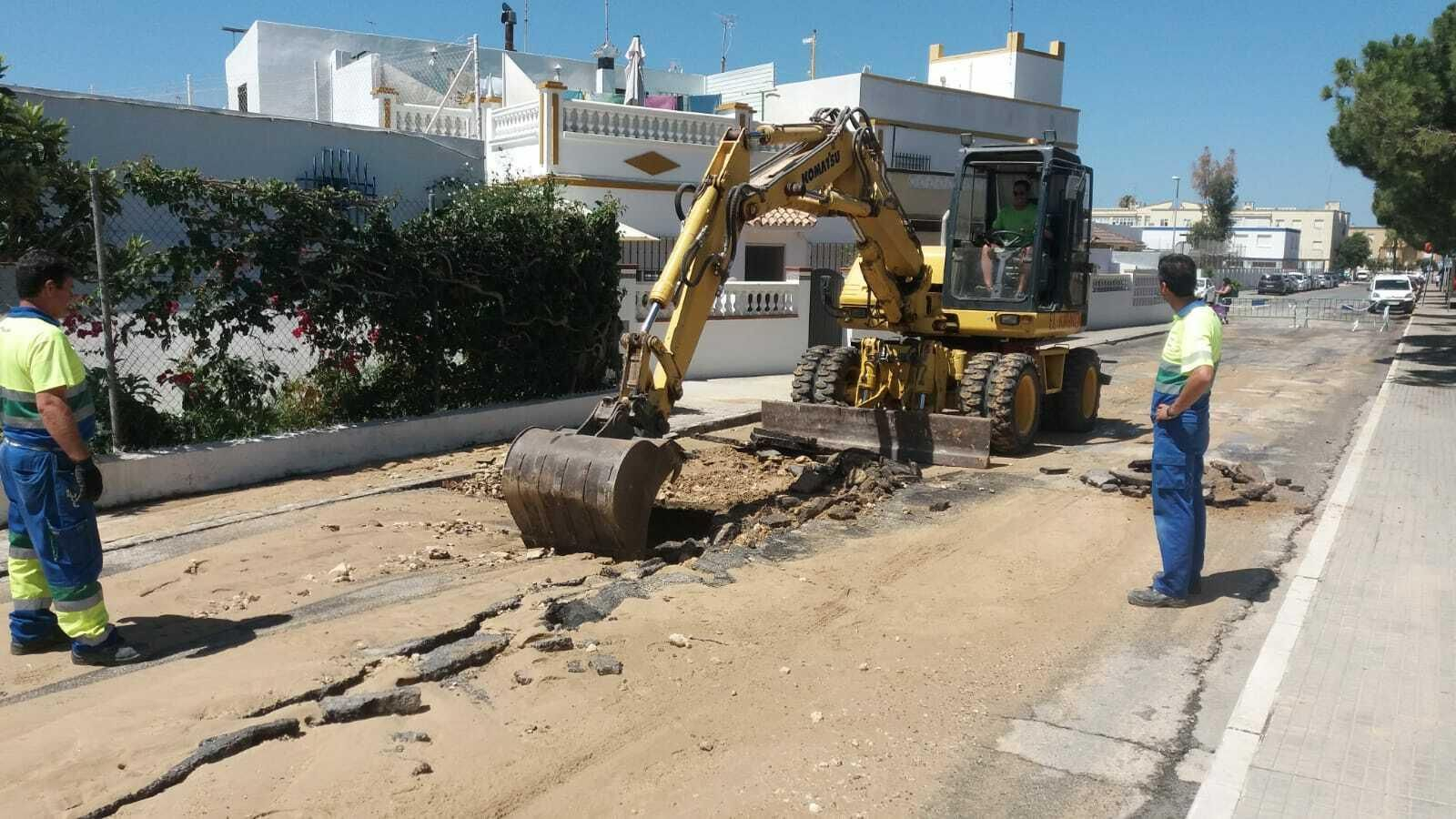 Proceso de reparación tras la rotura de una de las principales tuberías de abastecimiento de agua de Rota.