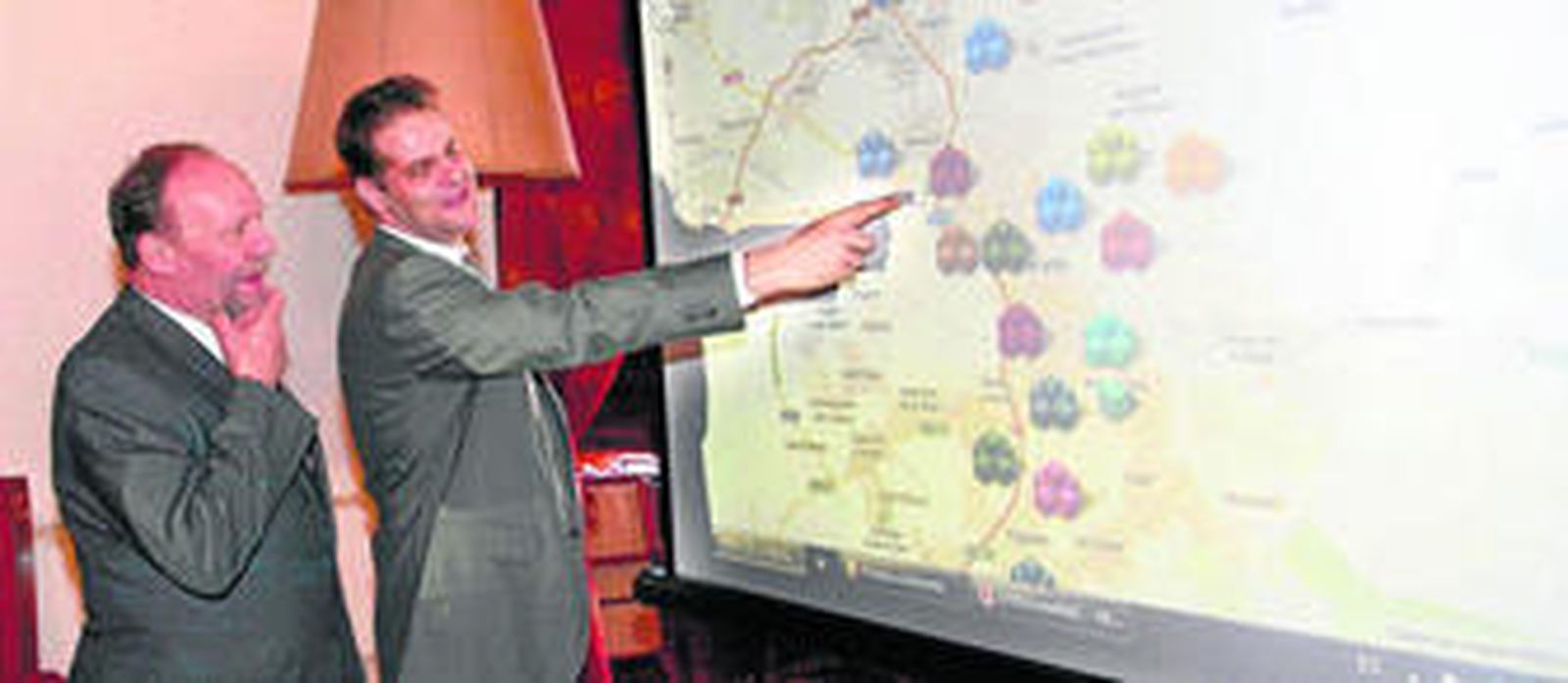 Jesús Chamorro explica a González Lodeiro el Mapa del Conocimiento, ayer, en el Hospital Real.