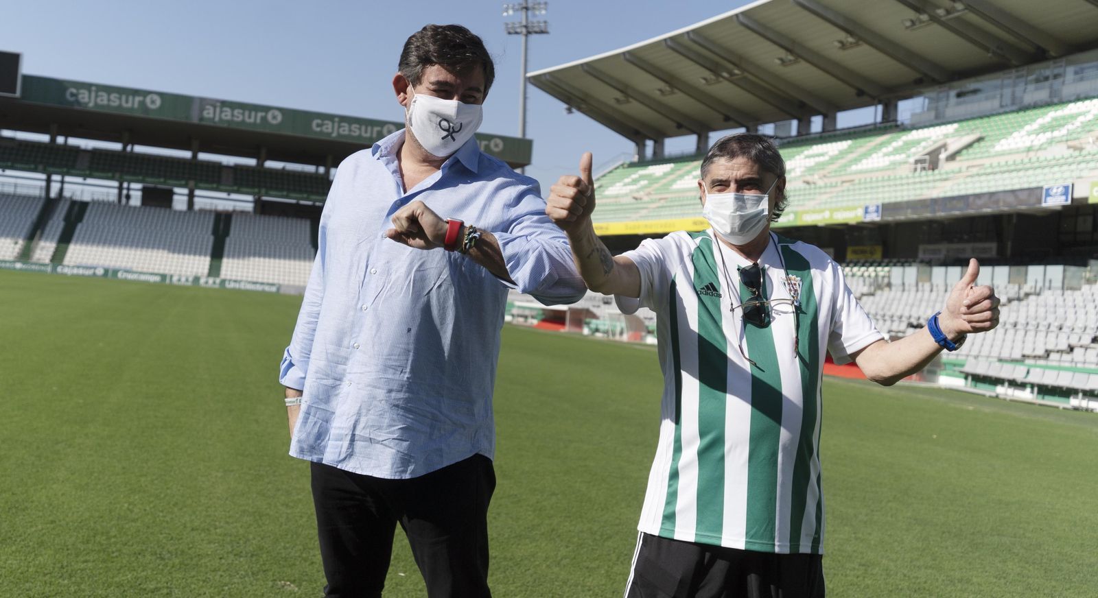 Uno de los primeros abonados en renovar su carné, junto a Javier González en el césped de El Arcángel.