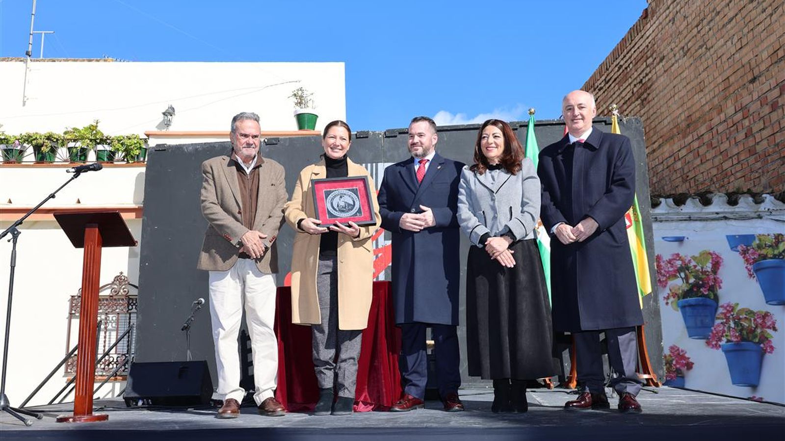 Sara Baras, con la réplica de la baldosa junto a autoridades locales.