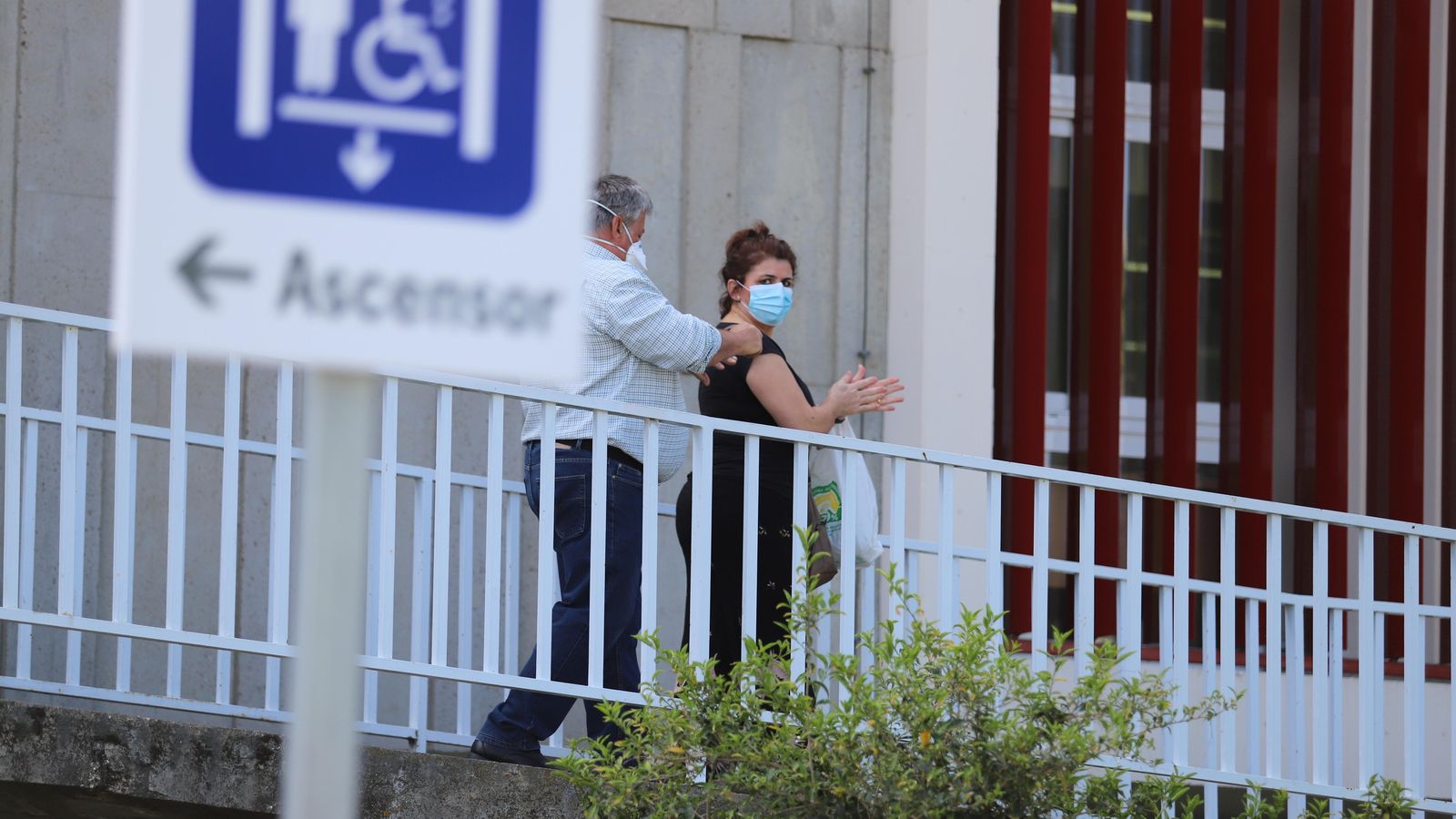 Usuarios en el hospital Infanta Elena en la mañana de ayer.