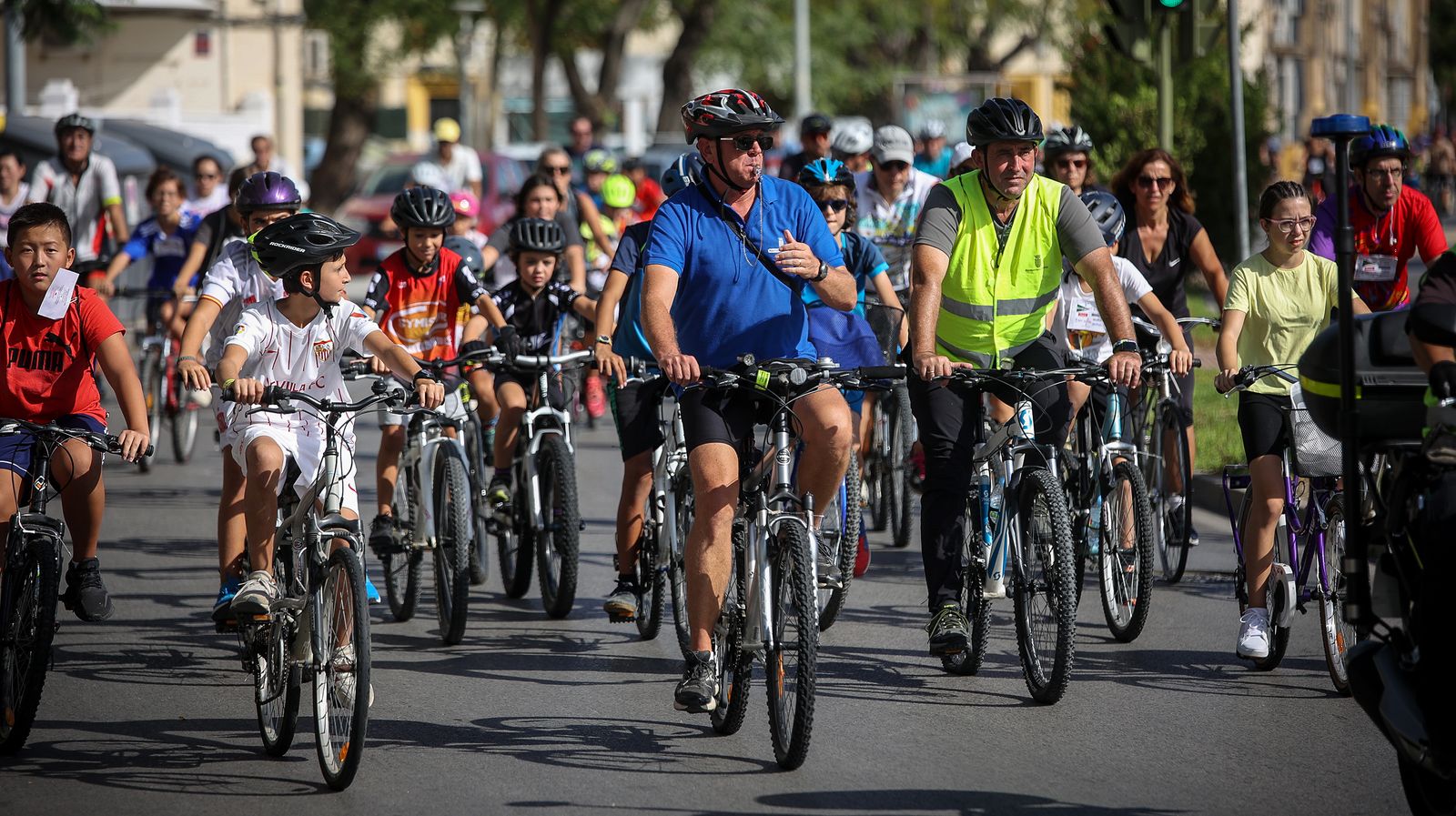 Gran ambiente en la fiesta de la bici y la amistad
