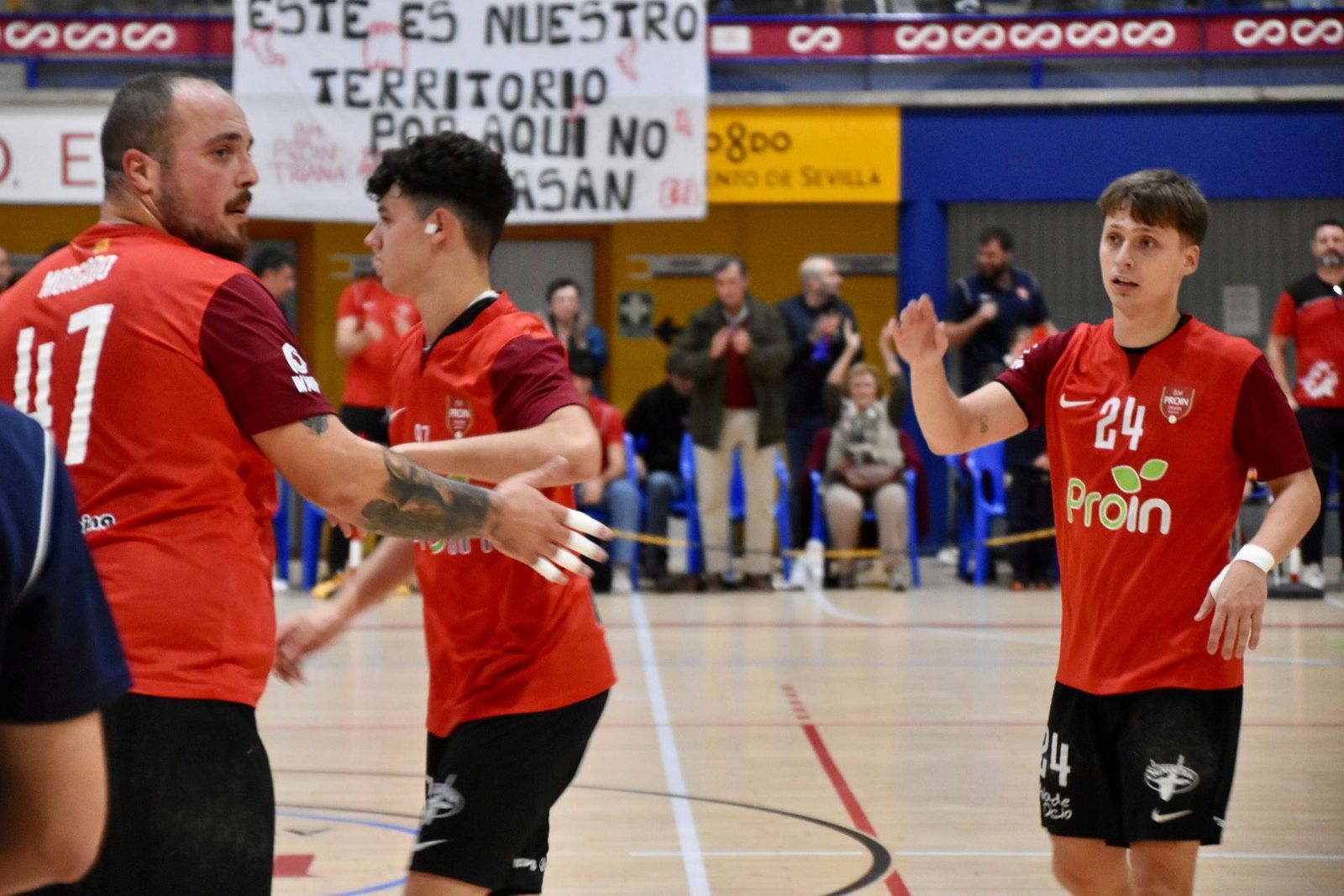 Morgado y David Martínez celebran el primer triunfo del BM Proin Sevilla.