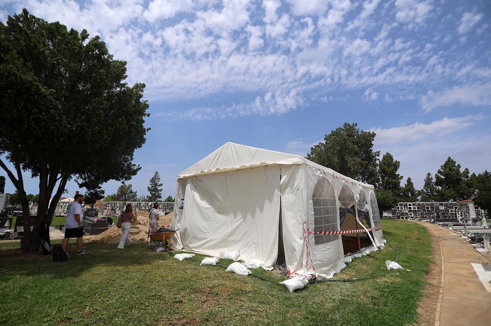 Imágenes de la visita a los trabajos de exhumación en las fosas comunes del Cementerio de La Soledad