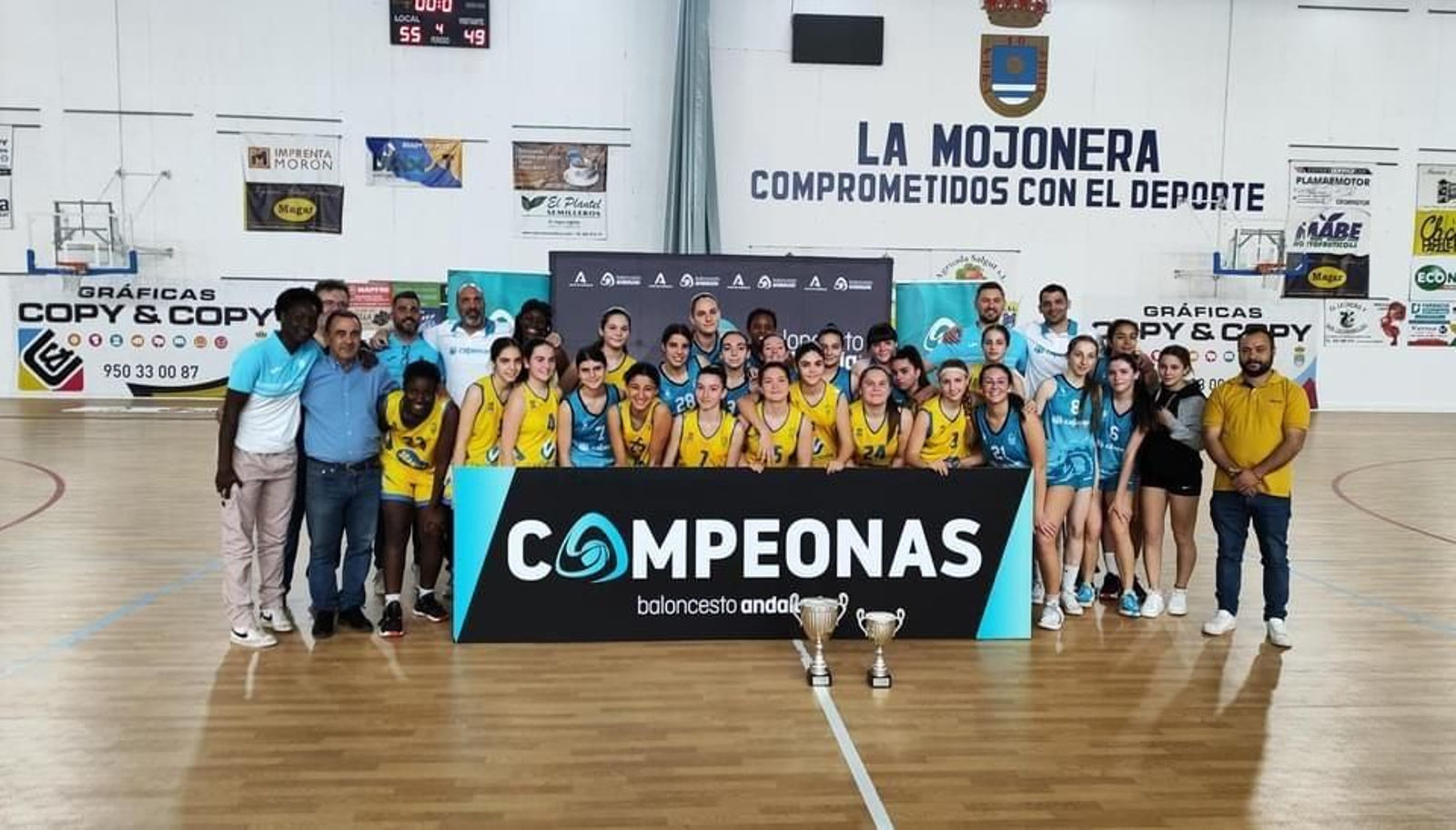 Las jugadoras del conjunto mojonero posan con el título conquistado a nivel provincial.