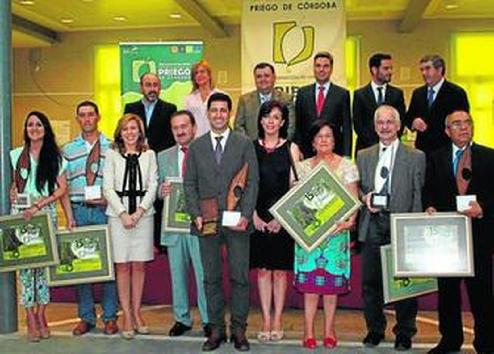 Foto de familia de los premiados en esta edición de los galardones de la DO de Priego de Córdoba.