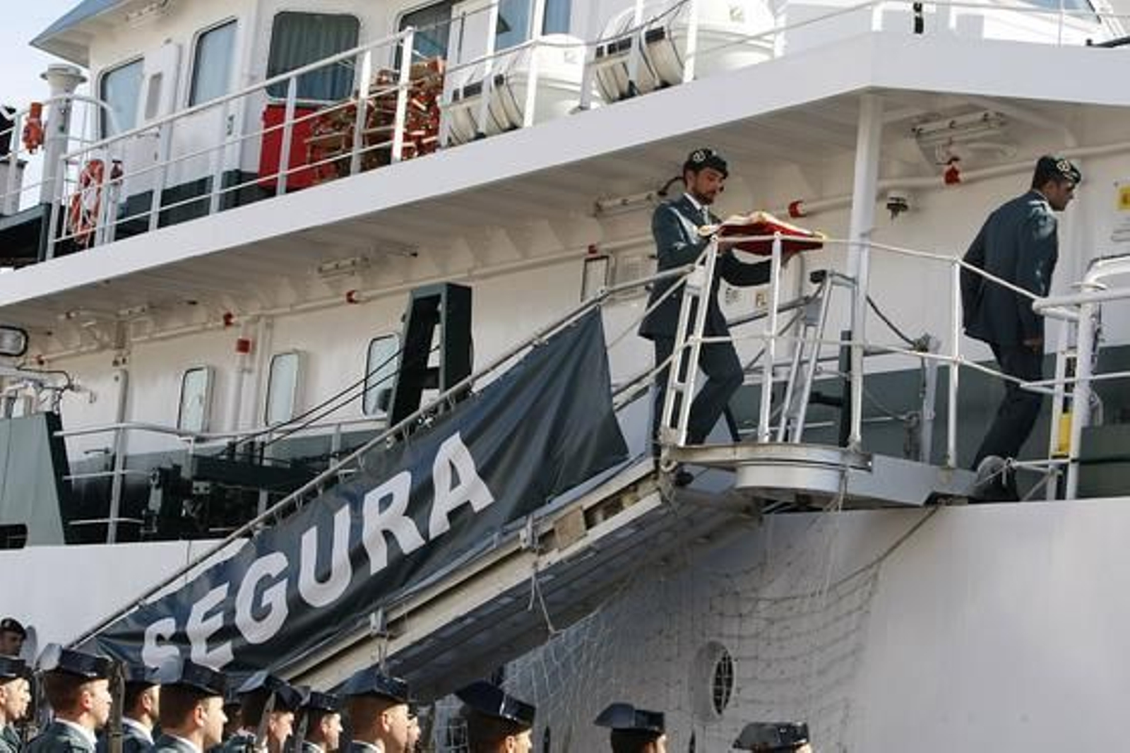 El vicepresidente primero del Gobierno y ministro del Interior, Alfredo Pérez Rubalcaba, ha presentado la patrullera 'Río Segura' "buque insignia" del Servicio Marítimo de la Guardia Civil./José Braza

Foto: Jos?raza