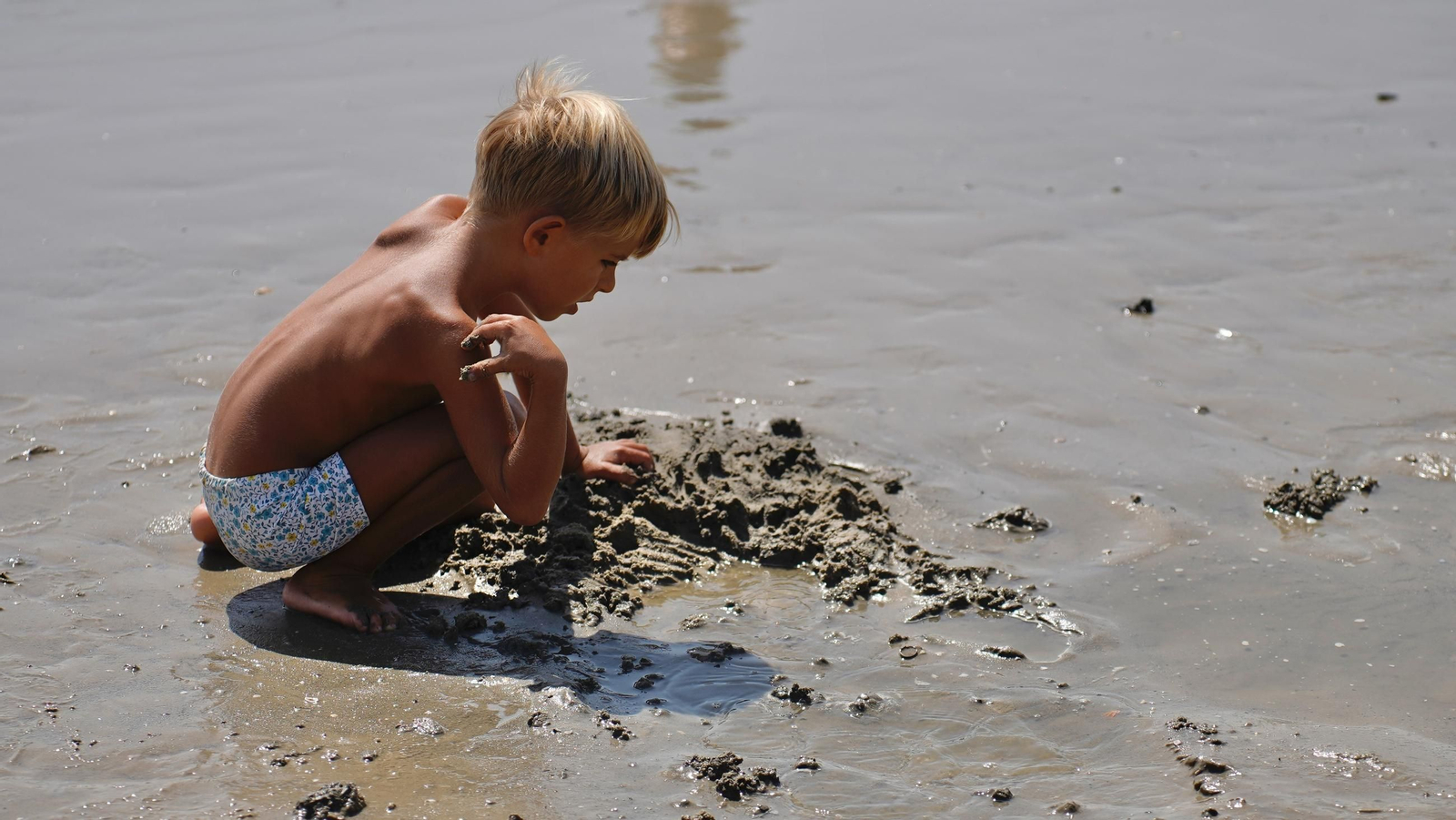 Fotos del ambiente en la playa de El Rinconcillo en la Romería Marítima de la Virgen de la Palma