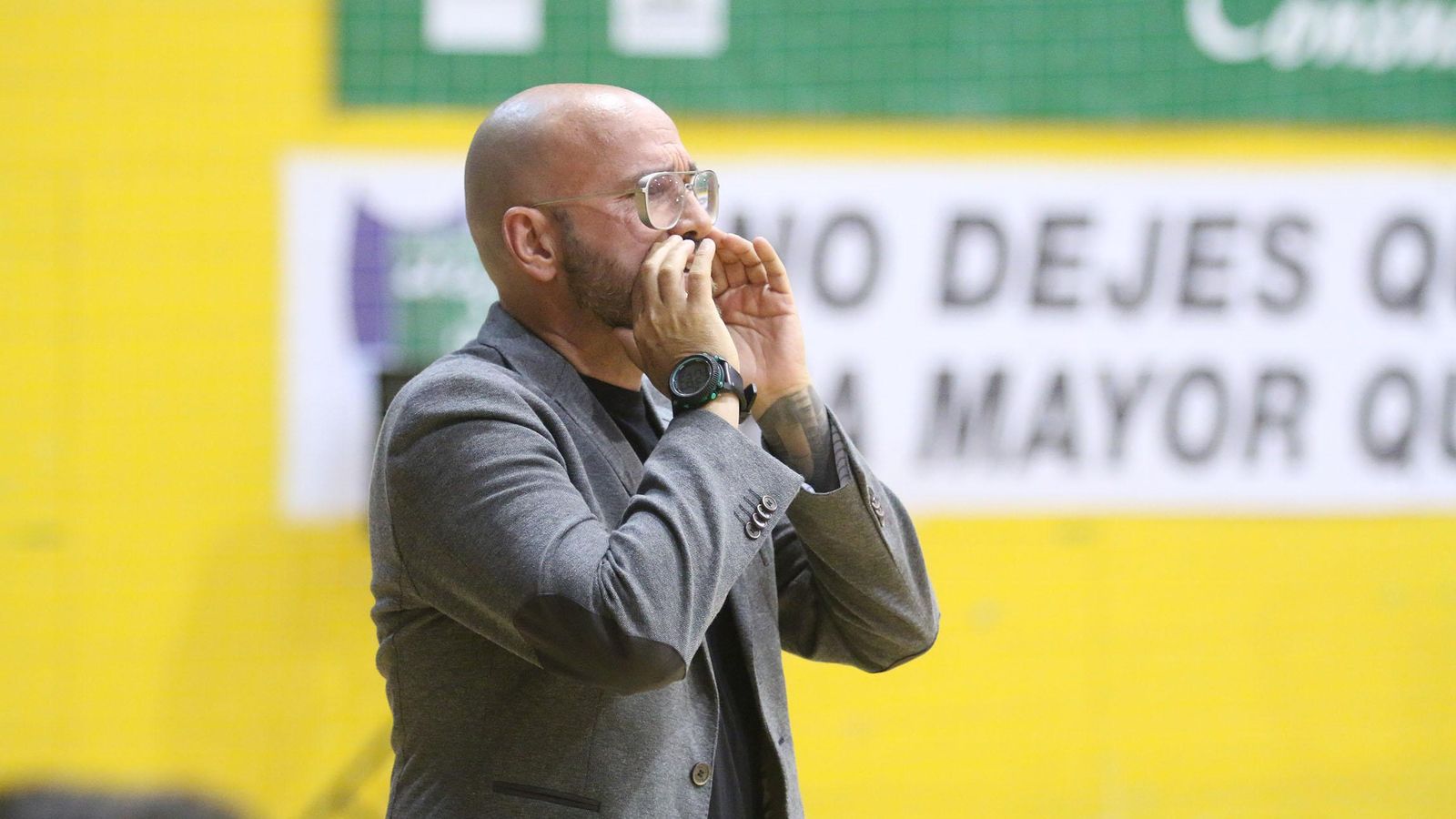 Óscar García Poveda da indicaciones a sus jugadores durante un encuentro de su etapa en el conjunto celeste.