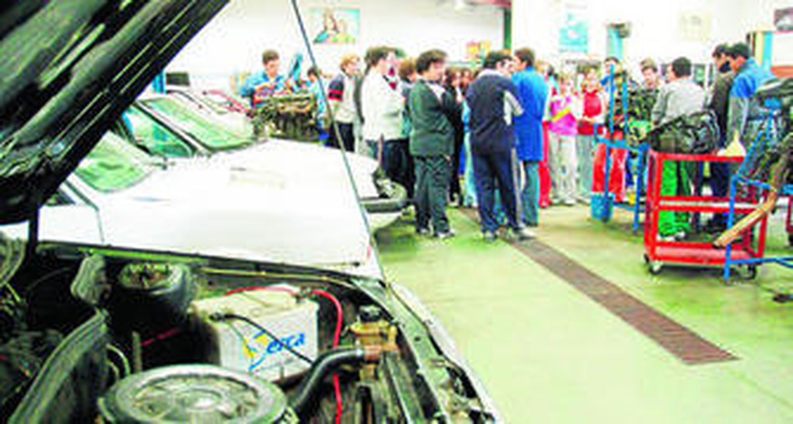 Taller de Automoción en la oferta de FP de Salesianos.