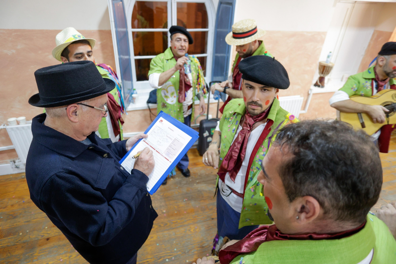 Comparsa 'Qué bonita es Cadi' en los camerinos del Falla