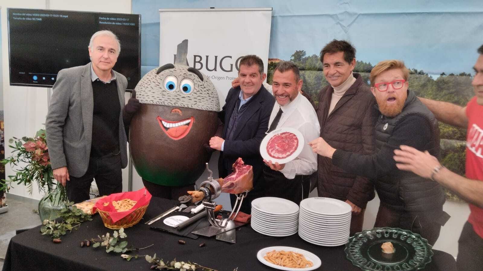 El mayor cocido del mundo cocinado en Jabugo, en imágenes.