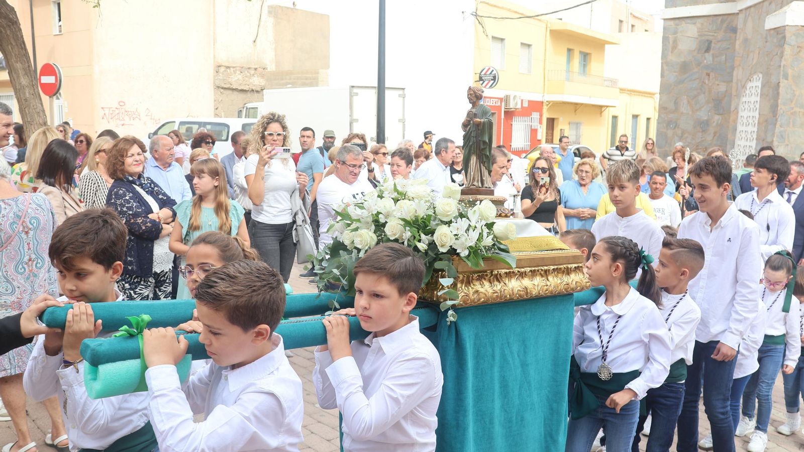 Los más jóvenes fueron los encargados de llevar el trono de San Judas Tadeo en Balerma.