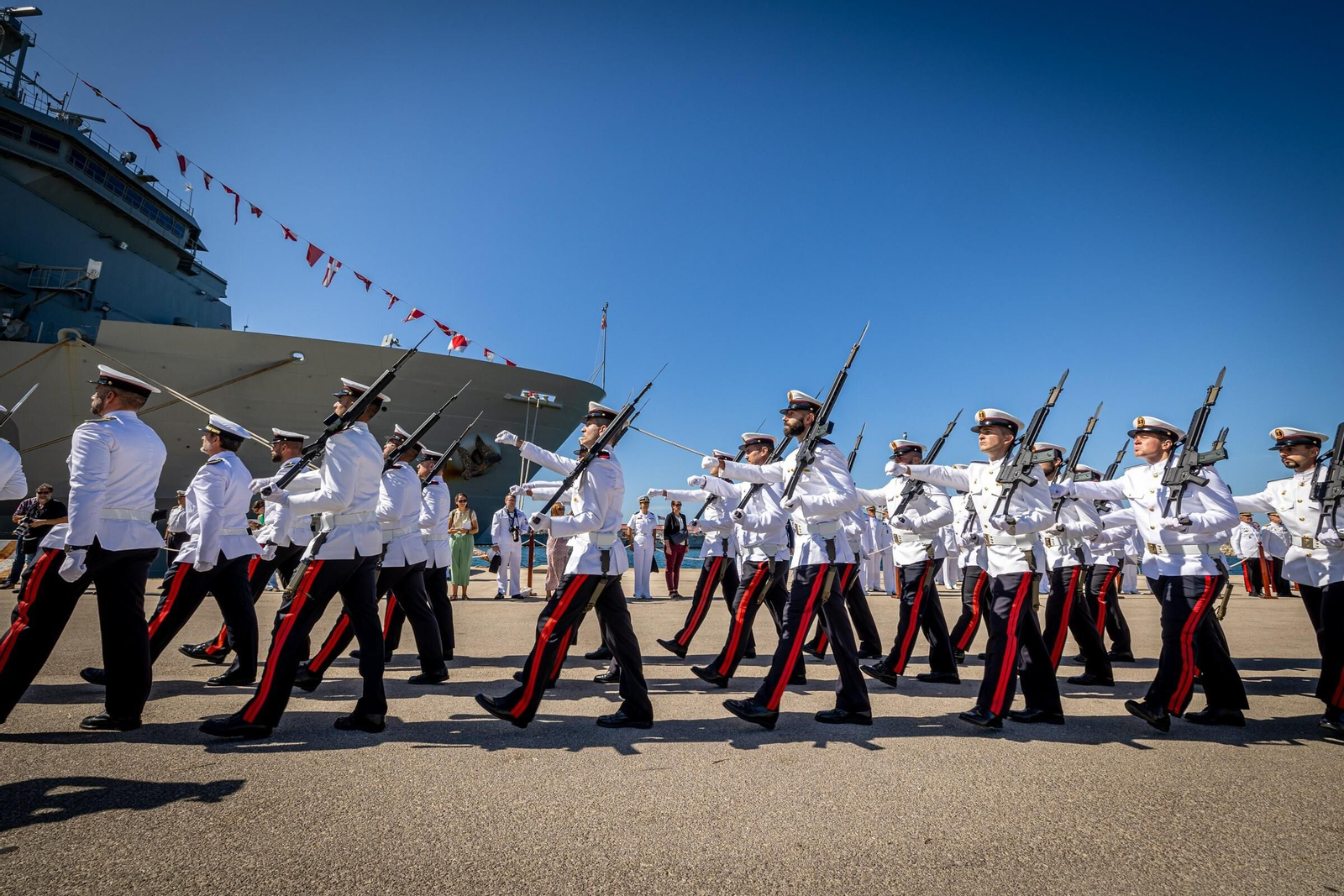 Imágenes: España y EEUU conmemoran 70 años de "guardias juntos" en la Base de Rota